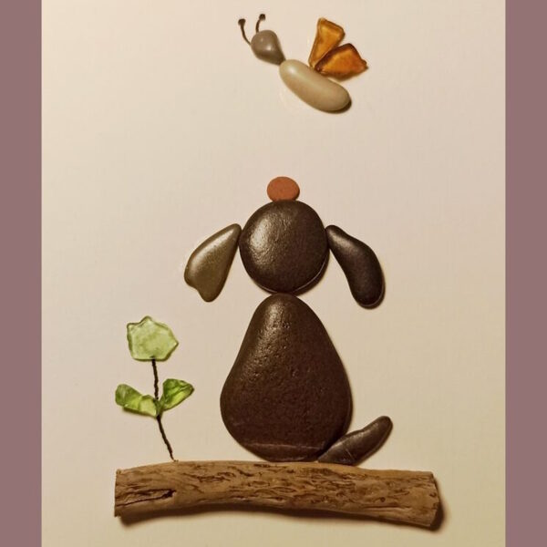 Quadretti realizzati con pietre, legno e vetri di mare