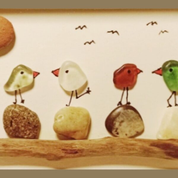 Quadretti realizzati con pietre, legno e vetri di mare