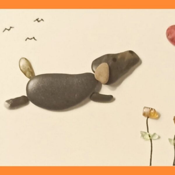 Quadretti realizzati con pietre, legno e vetri di mare