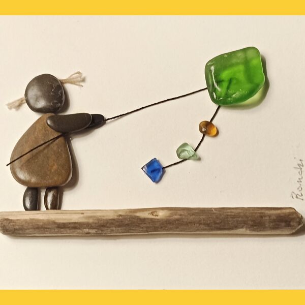 Quadretti realizzati con pietre, legno e vetri di mare