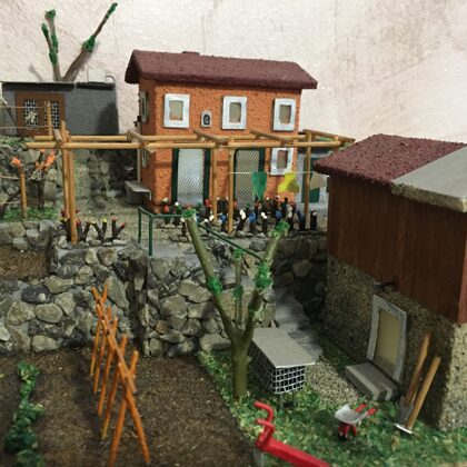 Riproduzione cm 25x30 interamente in legno e pietra come da fotografia fornita dal cliente