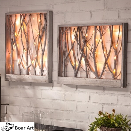 Quadri-lampada creati con rami ed assi di bancali